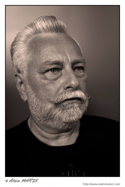 sergeDEFT,  l'auteur de DES LARMES COMME DES BANANES  et RITA - ORGASMES MECANIQUES. Cosmic Trip Festival 2015 Barbe et coiffure :  Radikal Hair Shop Photo : Alain MARIE 